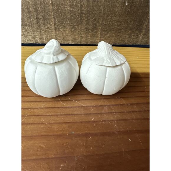 Small 2” Lidded Trinket Pumpkins Ready To Paint Set Of 2 - Picture 3 of 5